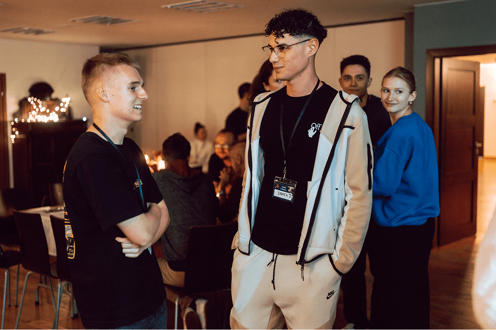 Ludzie dyskutujący w grupie